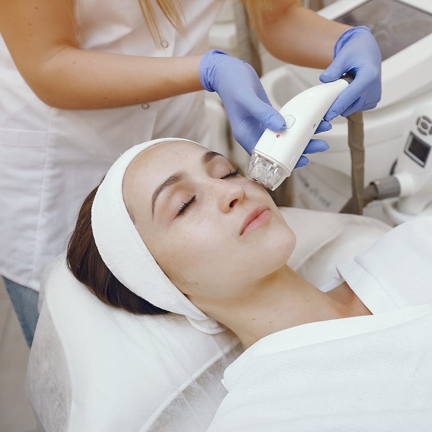 femme-en-studio-de-cosmetologie-sur-l-epilation-au-laser (2)