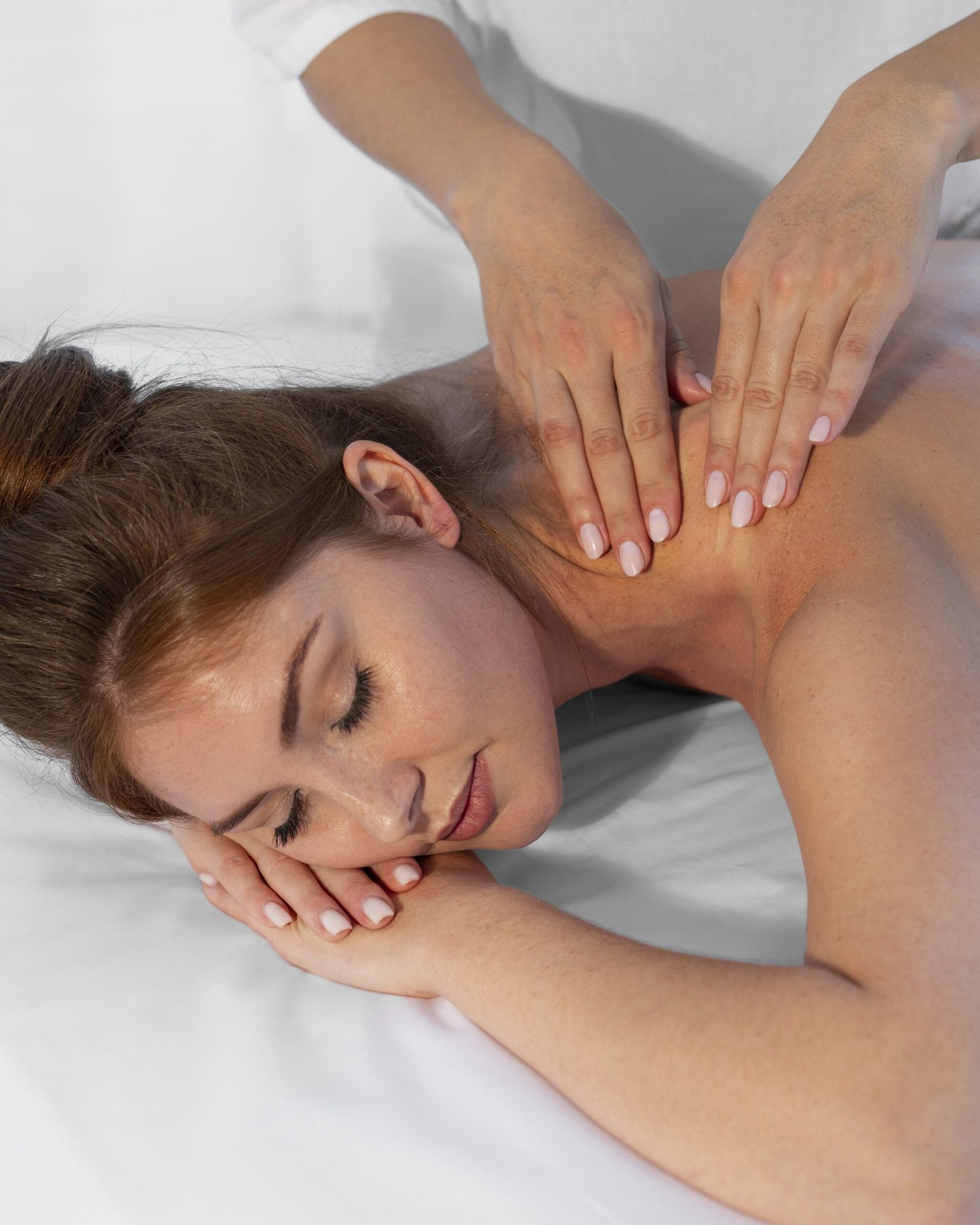 femme-passant-du-temps-au-spa-et-recevant-un-massage-relaxant-verticale