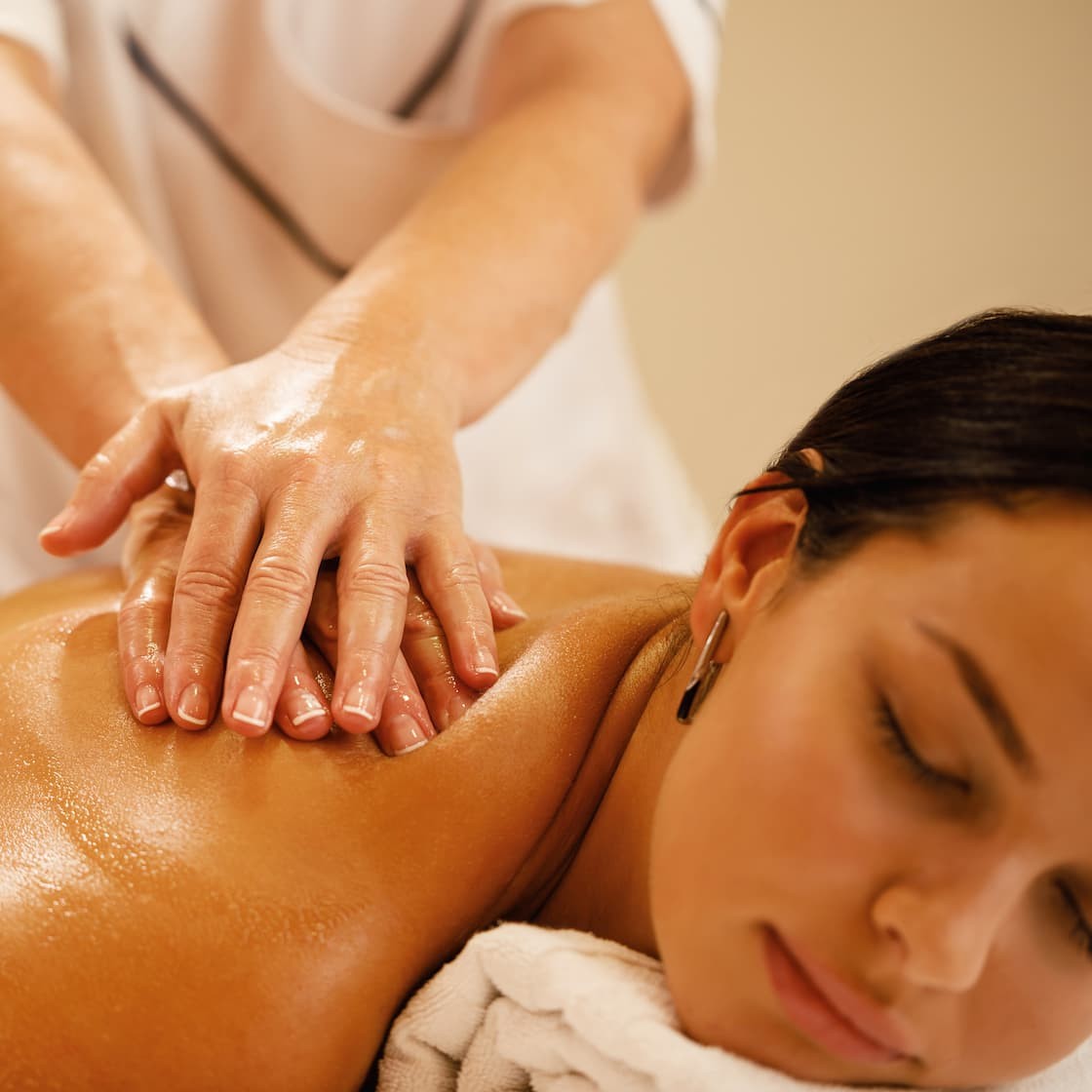 gros-plan-d-une-femme-se-relaxant-pendant-un-massage-du-dos-au-salon-spa (1)