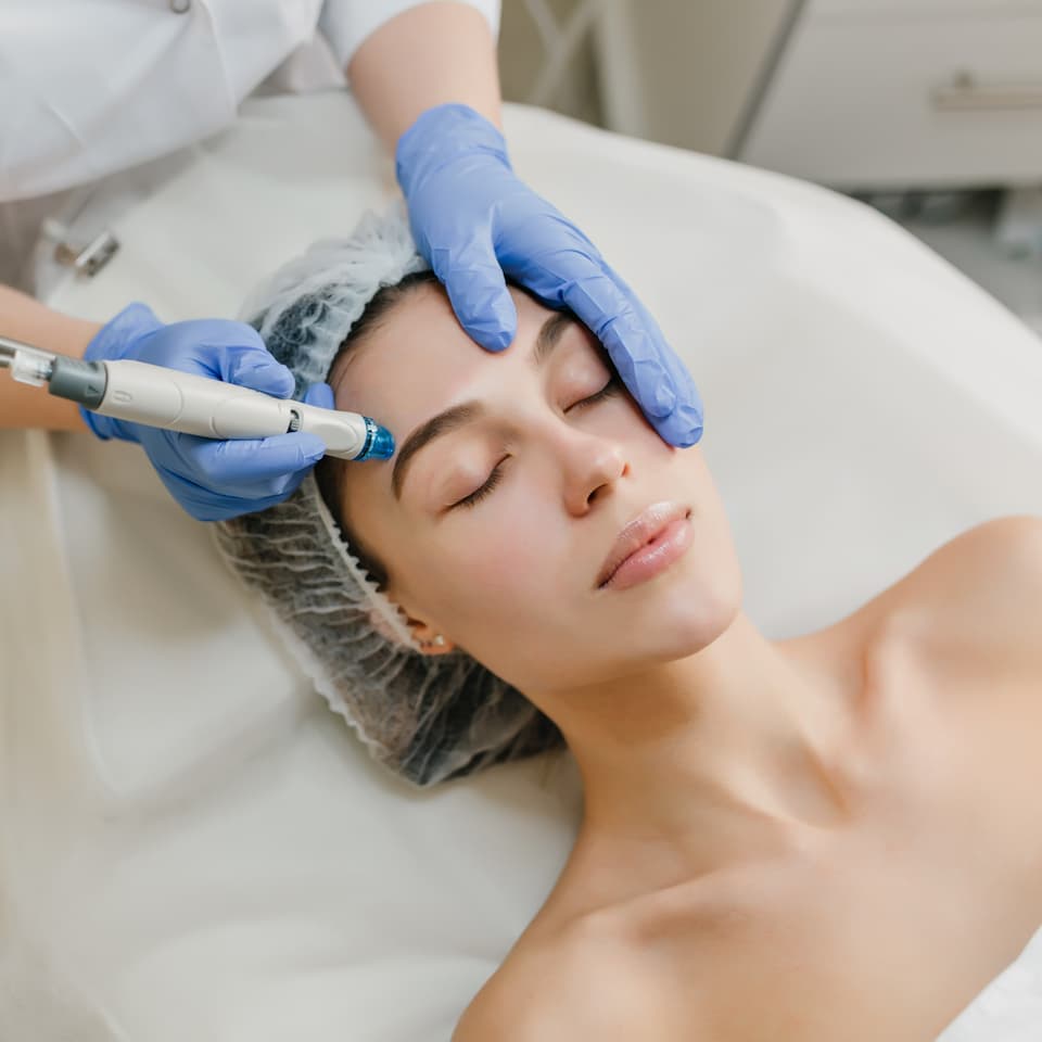 vue-d-en-haut-rajeunissement-de-la-belle-femme-beneficiant-de-procedures-de-cosmetologie-dans-un-salon-de-beaute-dermatologie-mains-en-bleu-soins-de-sante-therapie-botox (1)